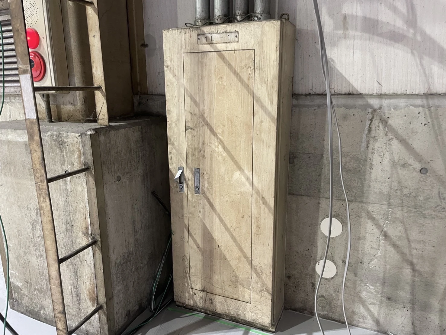 電気設備・配電盤の清掃 before